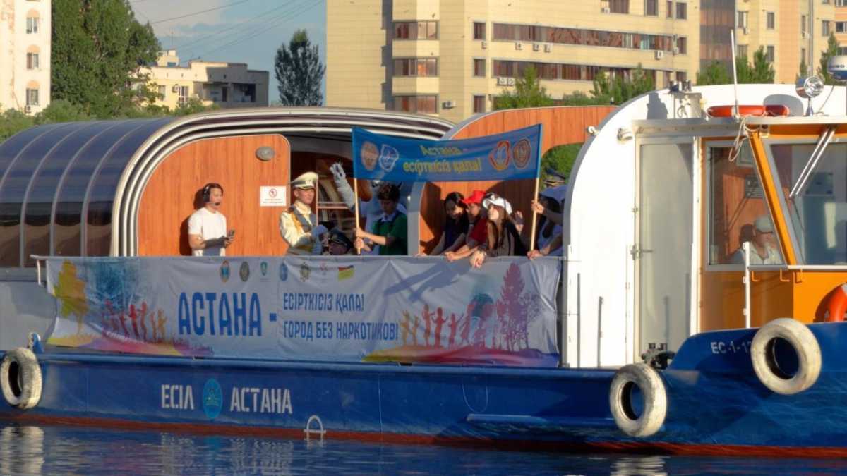 «Астана – город без наркотиков»: необычную антинаркотическую акцию провели на набережной Есиля в столице