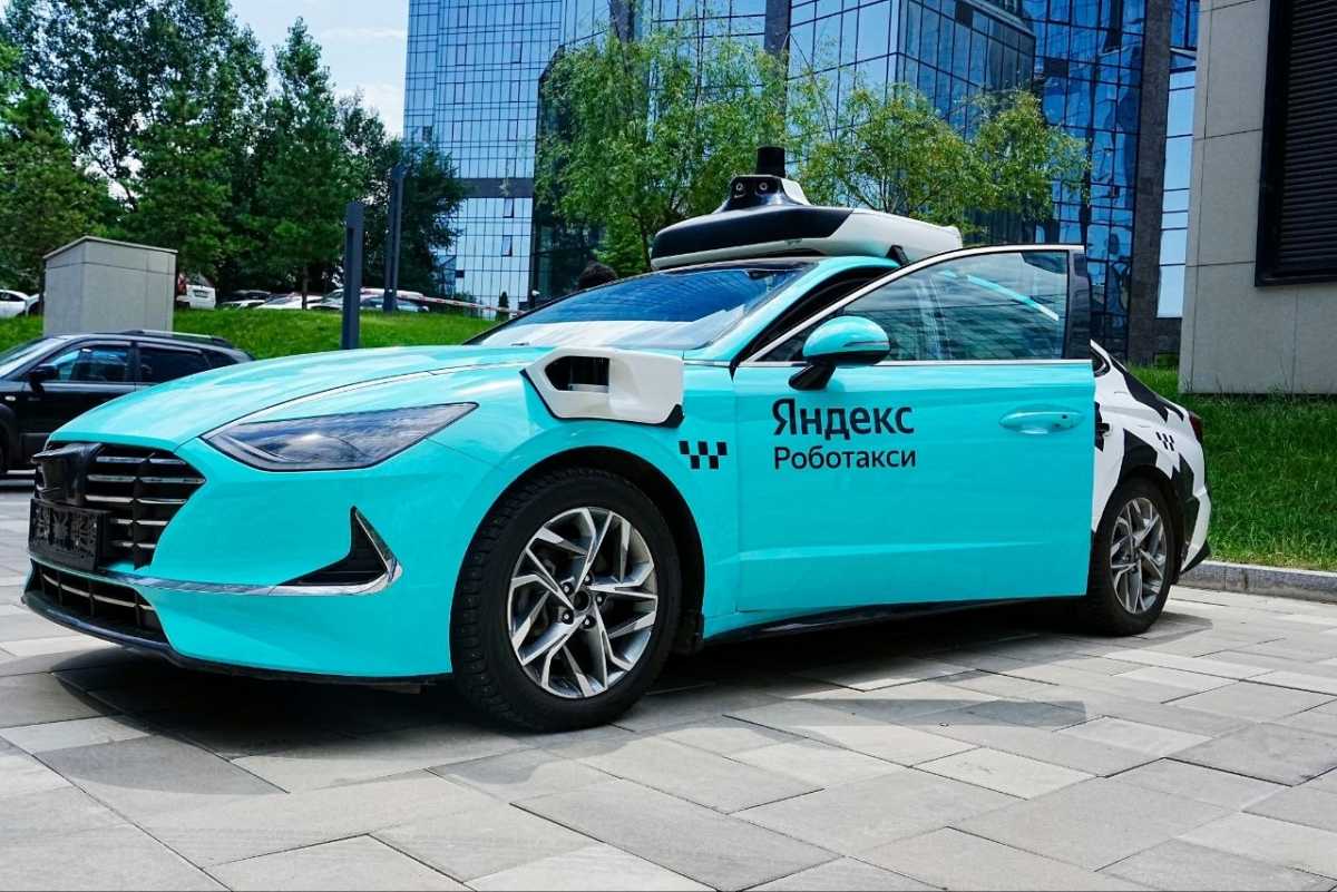 Искусственный интеллект за рулём: в Алматы представили роботакси