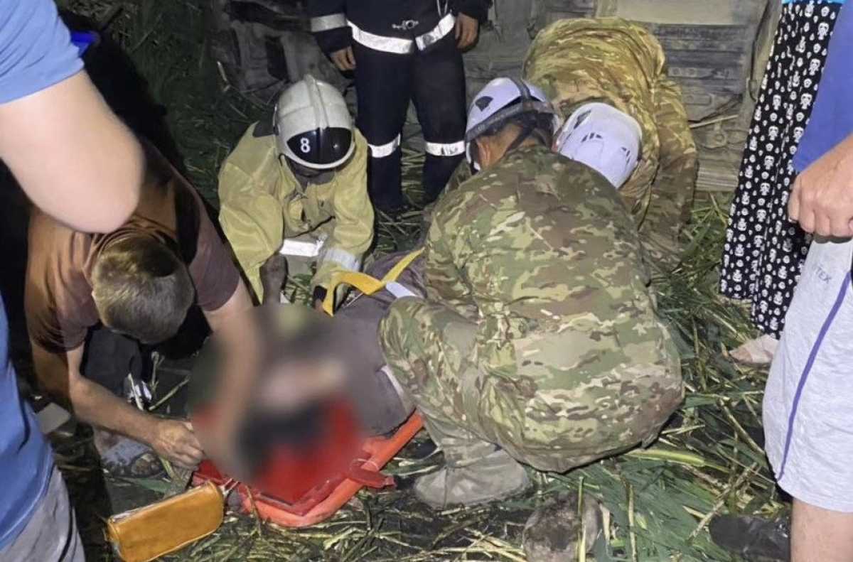 Зажатую под автомобилем женщину спасли в Алматинской области