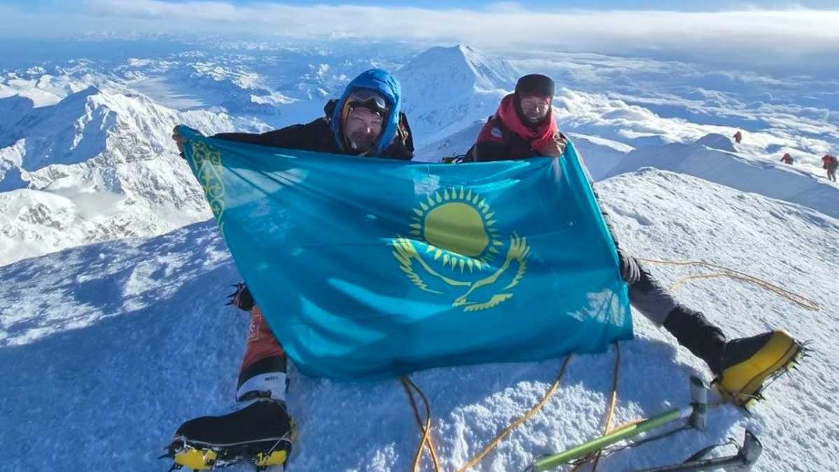Флаг Казахстана водрузили на высочайшей вершине Северной Америки