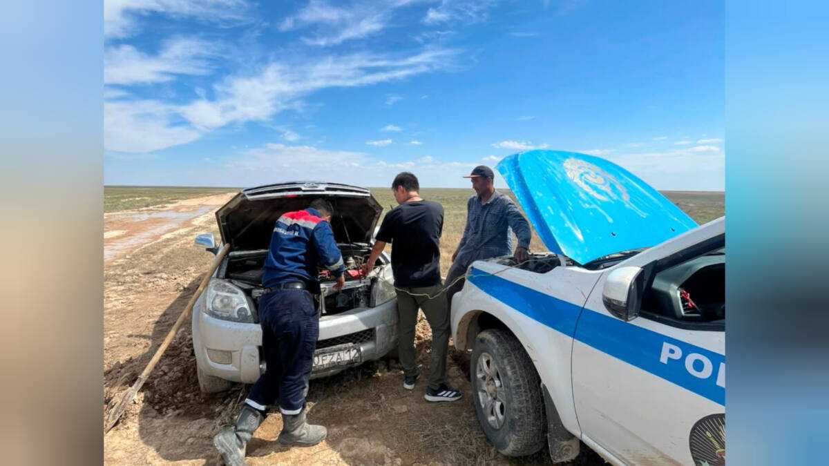 Застрявший в болоте автомобиль вызволили в Мангистауской области