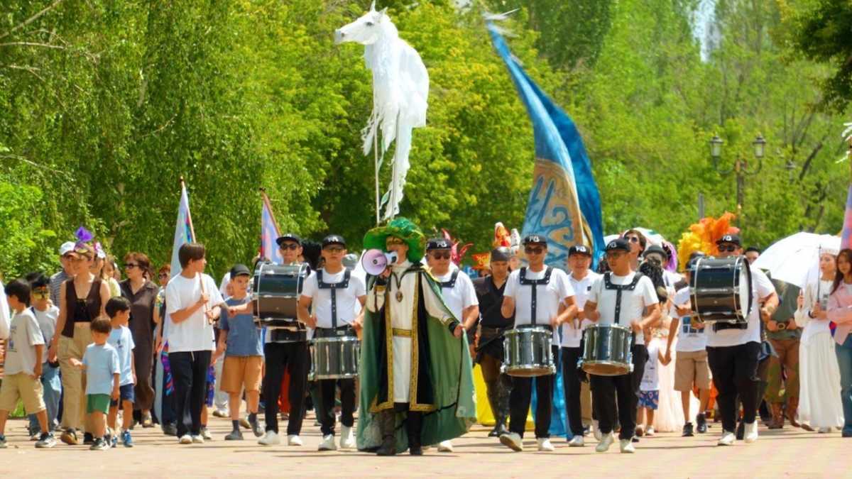 Шествие артистов уличных театров-участников фестиваля городских перформансов провели в Астане