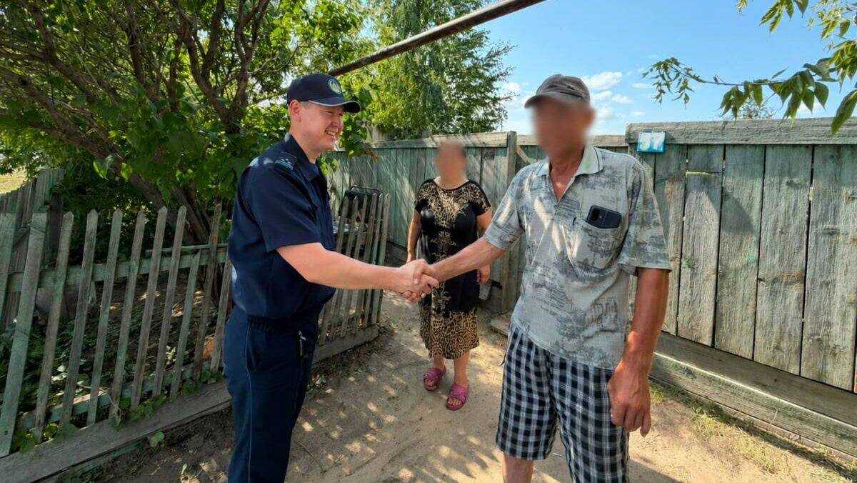 Житель Костанайской области едва не взял кредит на 3 млн тг по указанию мошенников: его остановили полицейские