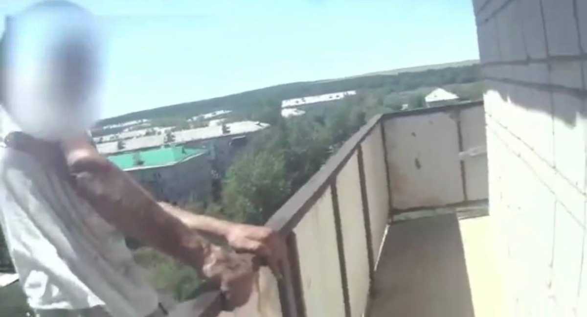 Мужчину, собиравшегося спрыгнуть с восьмого этажа, спасли в Акмолинской области