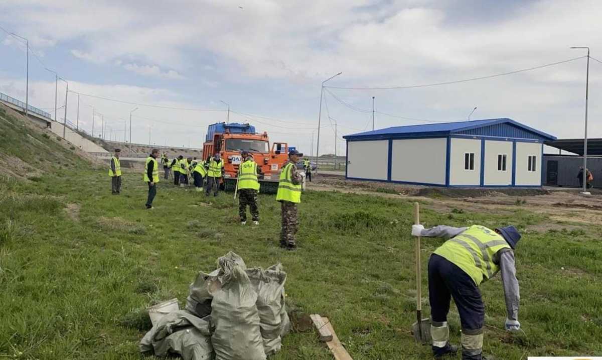 В рамках акции «Таза Қазақстан» дорожные службы продолжают озеленение и благоустройство автомобильных дорог