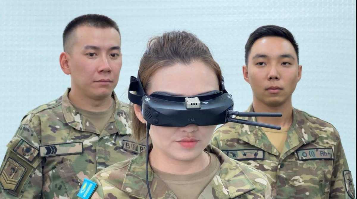 Военнослужащая Военного института Сухопутных войск осваивает сборку FPV-дронов
