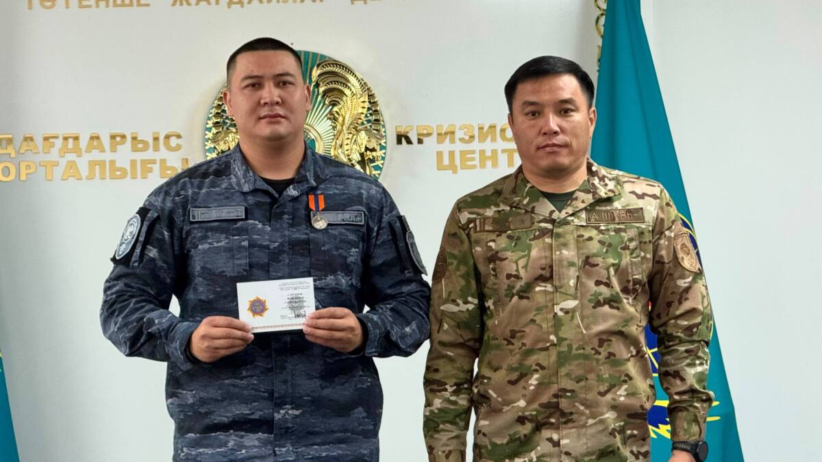 Полицейского наградили за спасение четырёх человек на Алаколе