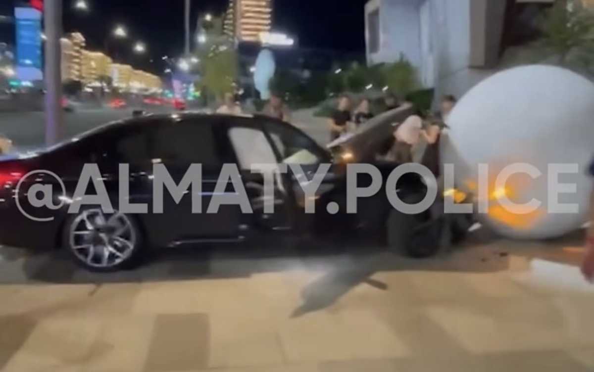 BMW вылетел с дороги и врезался в арт-объект у музея в Алматы
