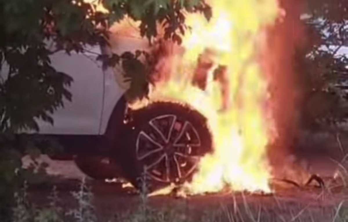 Автомобиль загорелся после детской шалости в Семее