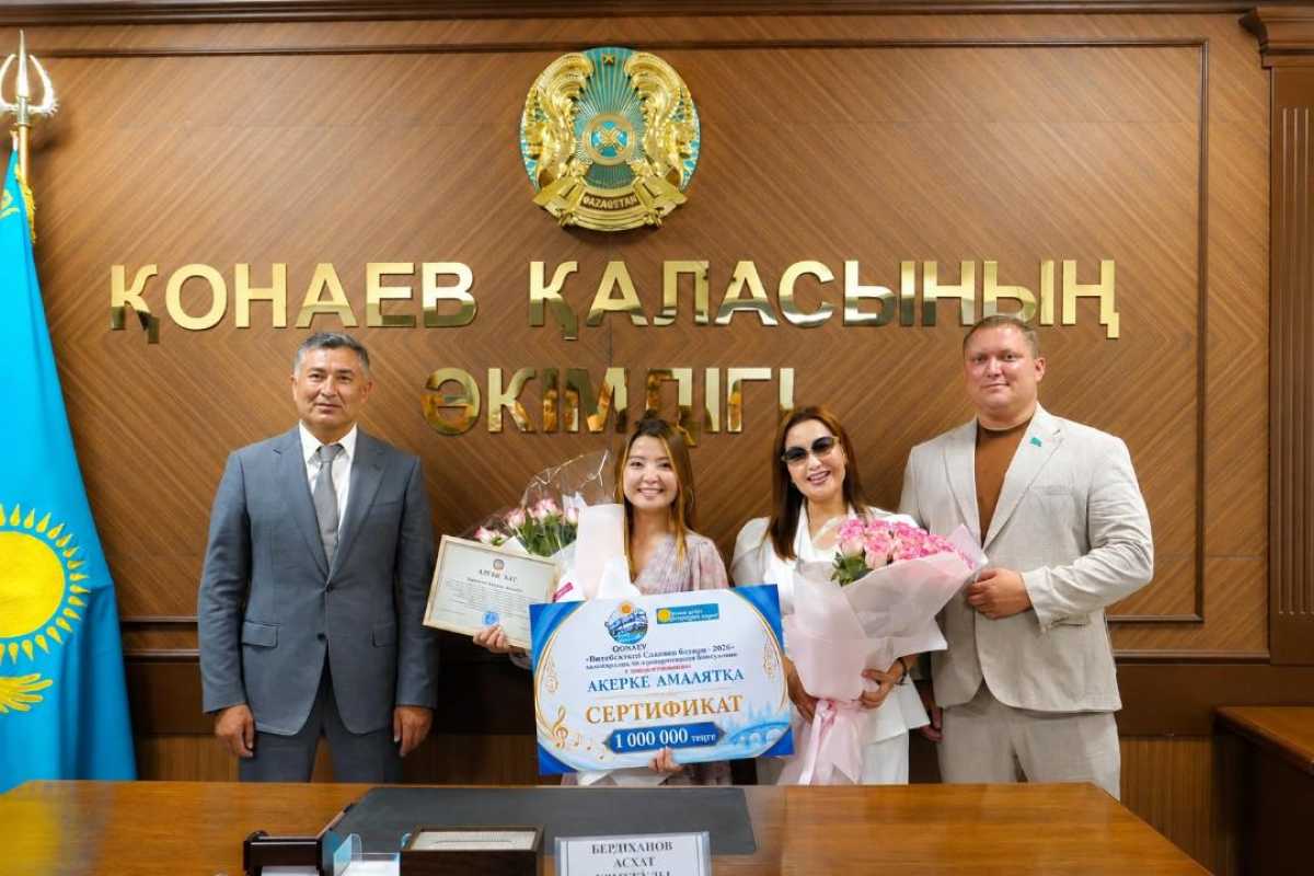 Аким Конаева встретился с победительницей конкурса «Славянский базар» Акерке Амалят