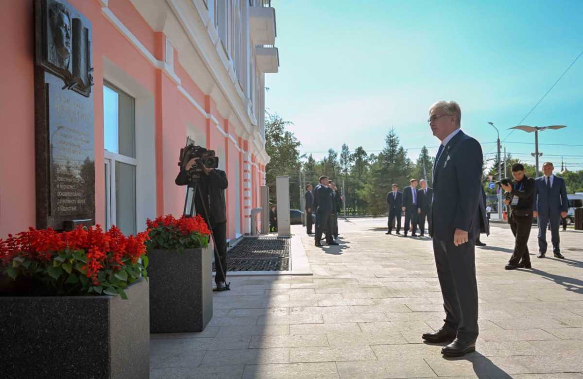 Президент Казахстана возложил цветы у мемориальной доски Кемелю Токаеву в Омске