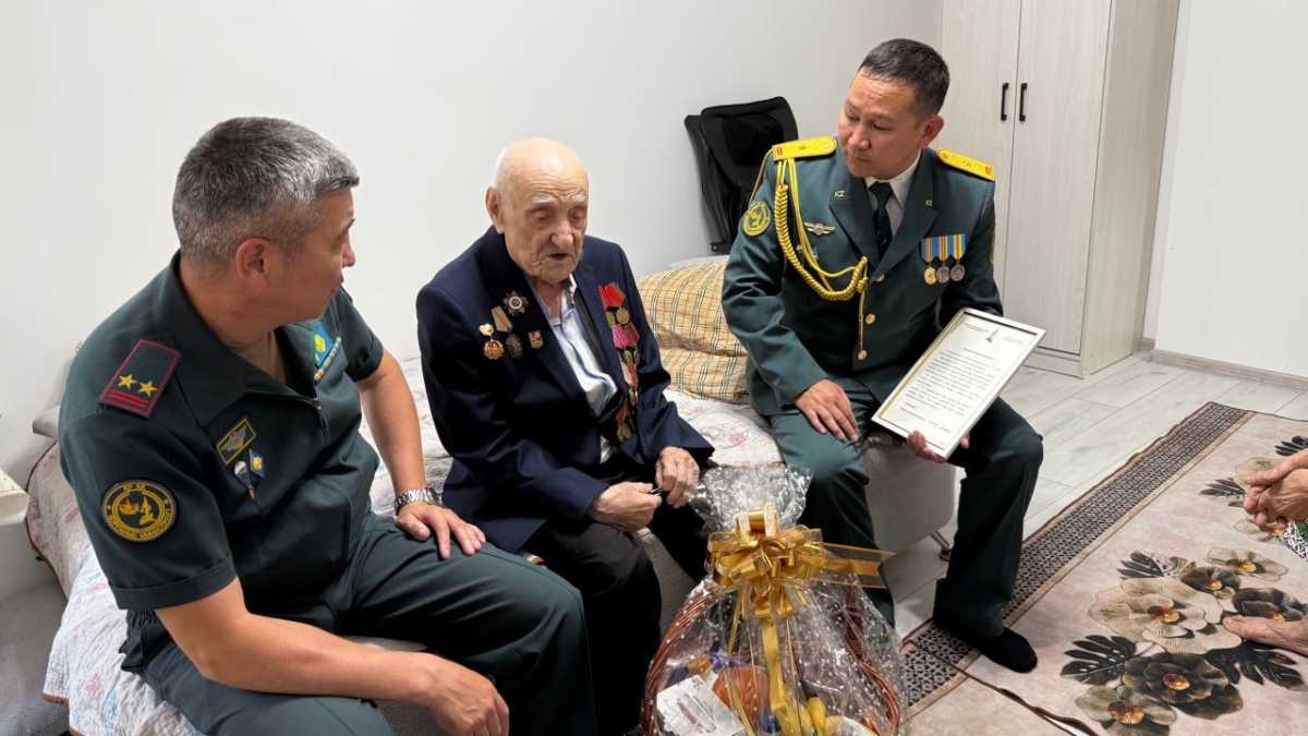 Ветерана Второй Мировой войны поздравили с 99-летием в Алматы