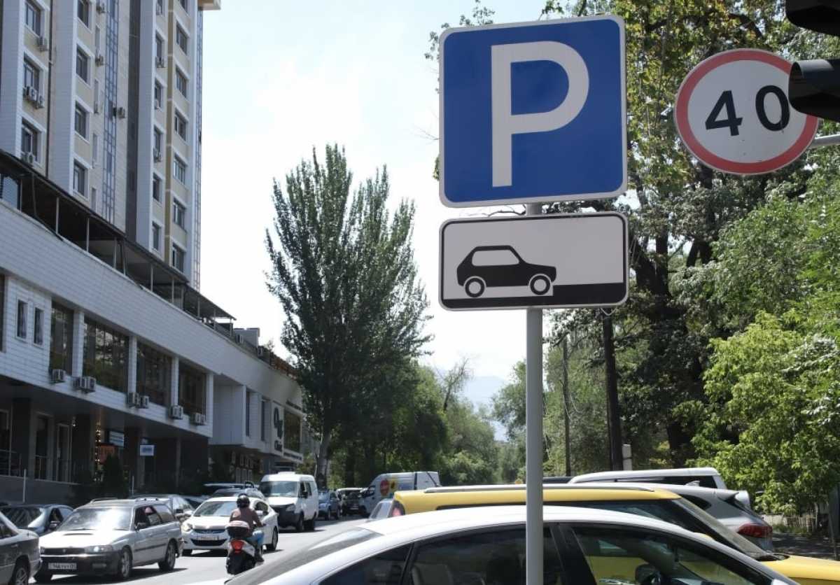 Алматинцам разрешат бесплатно парковать автомобиль рядом с домом