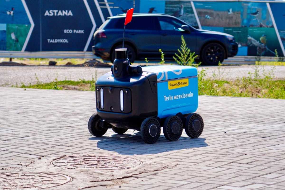 Роботы-курьеры начали доставлять заказы жителям Астаны