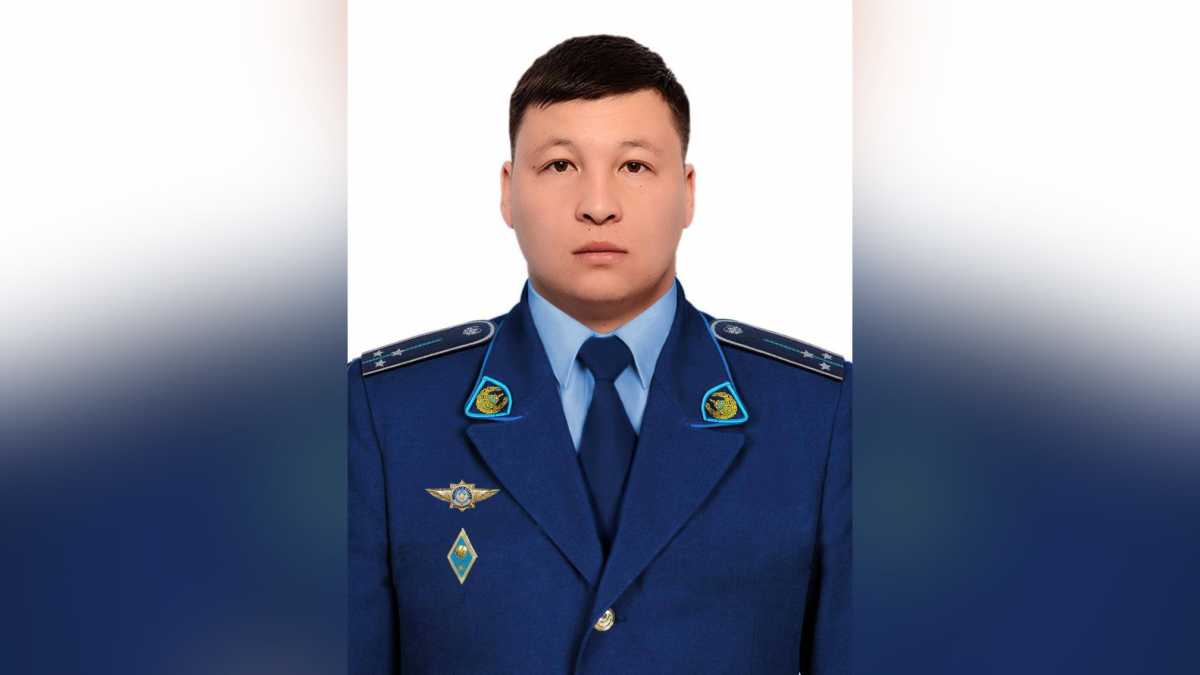 Полицейский спас пятерых детей из горящей квартиры в Караганде