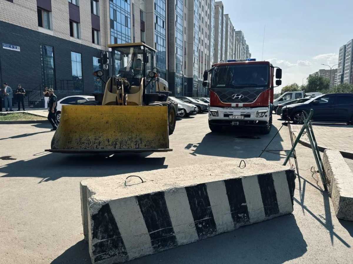 В столичных дворах проверяют незаконные шлагбаумы и бетонные ограждения