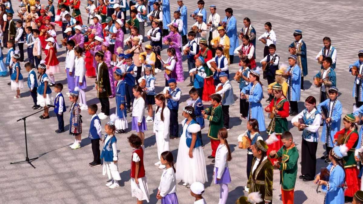 Около 200 школьников одновременно исполнили песню Абая «Көзімнің қарасы» в Астане