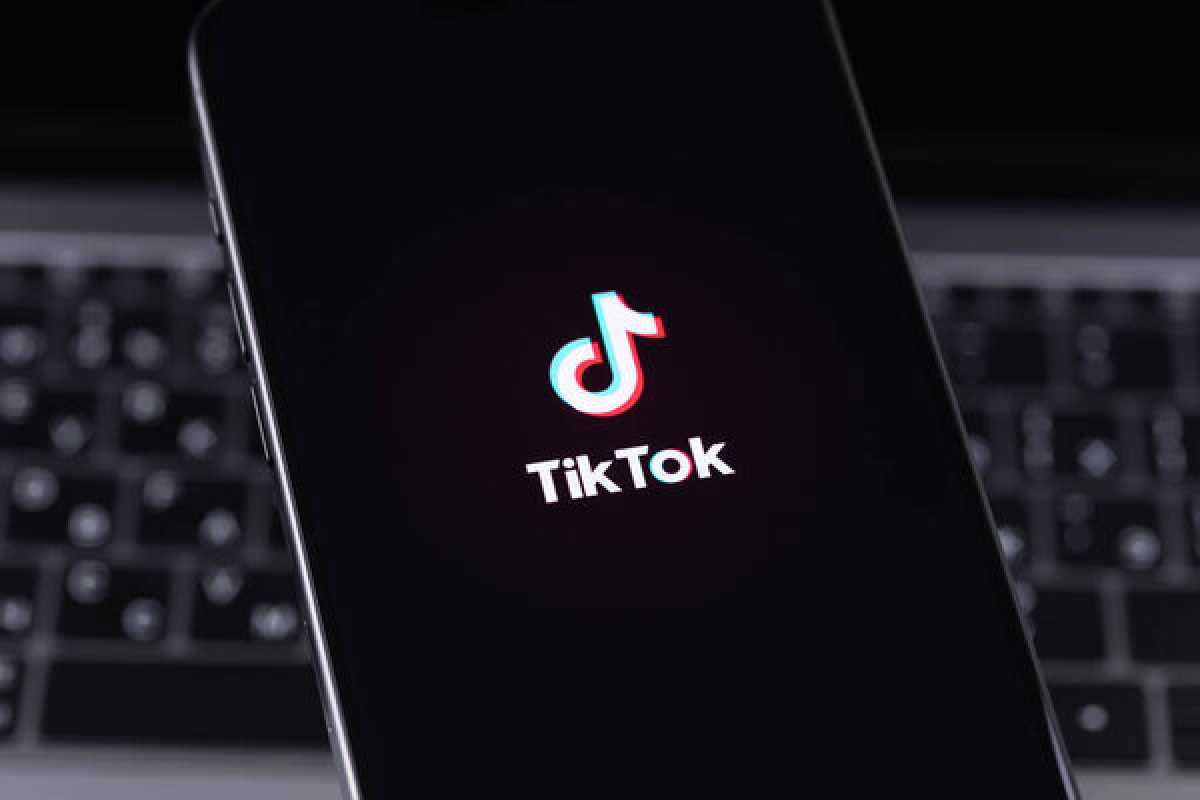 Мат в прямом эфире в TikTok: двоих пользователей наказали в Астане