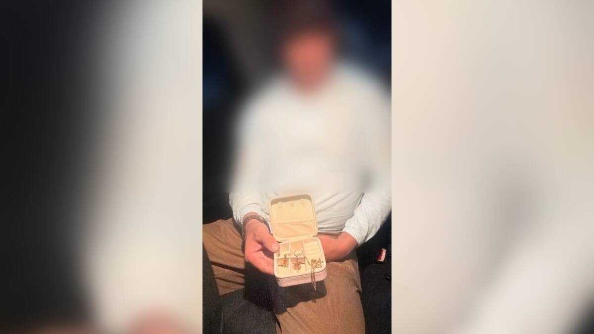 Золотые украшения на 900 тысяч тенге похитили из дома в Уральске: задержан родственник хозяйки