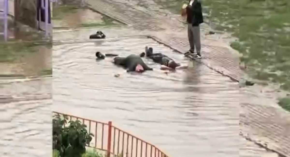 Купались в луже и брызгали водой в детей: двоих мужчин арестовали в Астане