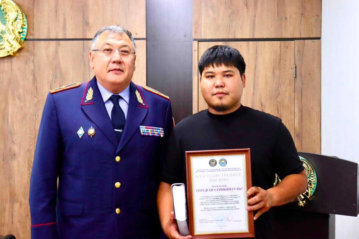 Сорвал планы мошенников: таксист из ВКО спас пенсионерку от потери более 1,5 млн тг