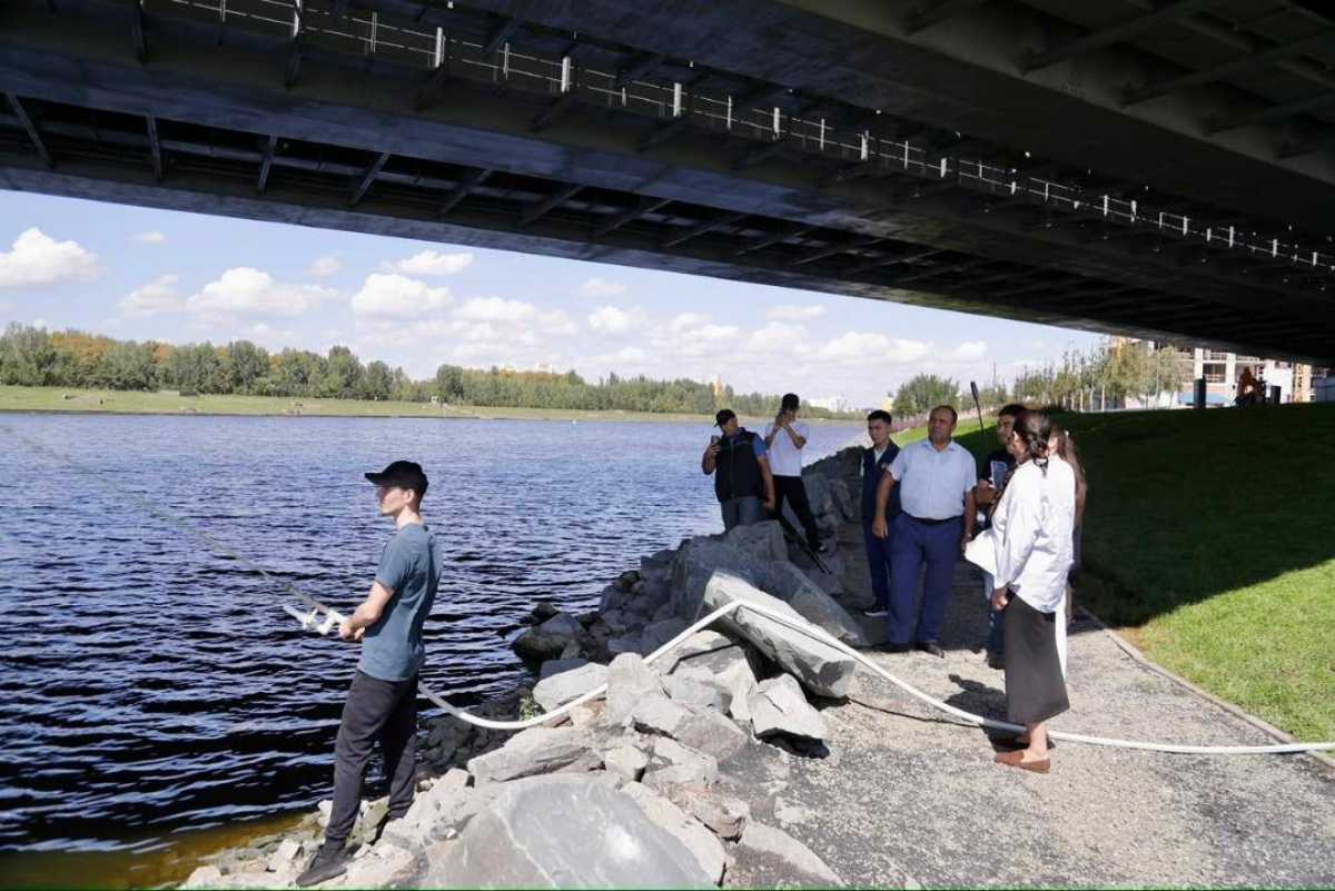 Как в Астане очищают реку Есиль от водорослей и мусора