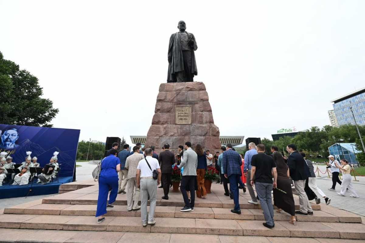 В Алматы прошла церемония возложения цветов к памятнику Абаю