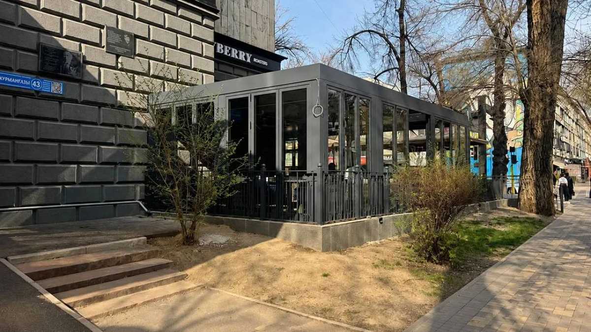Незаконную пристройку к кафе снесли в центре Алматы