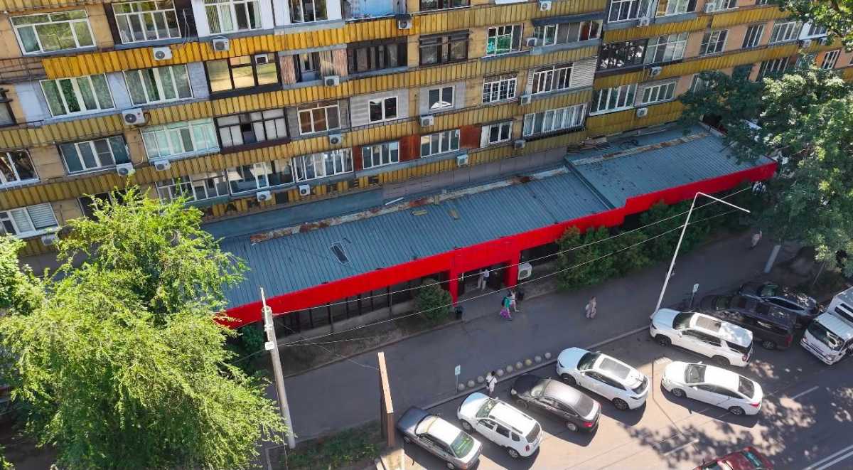 Пристройку к супермаркету снесли в центре Алматы