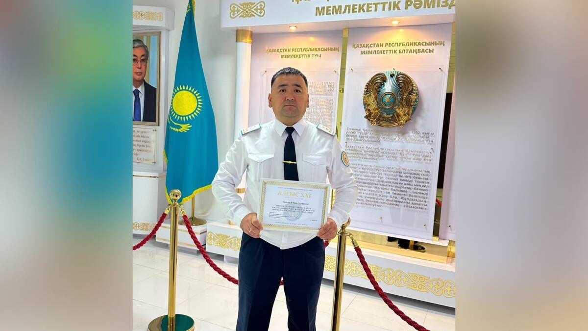 «Балам, кел»: в Уральске наградили полицейского, спасшего ребёнка