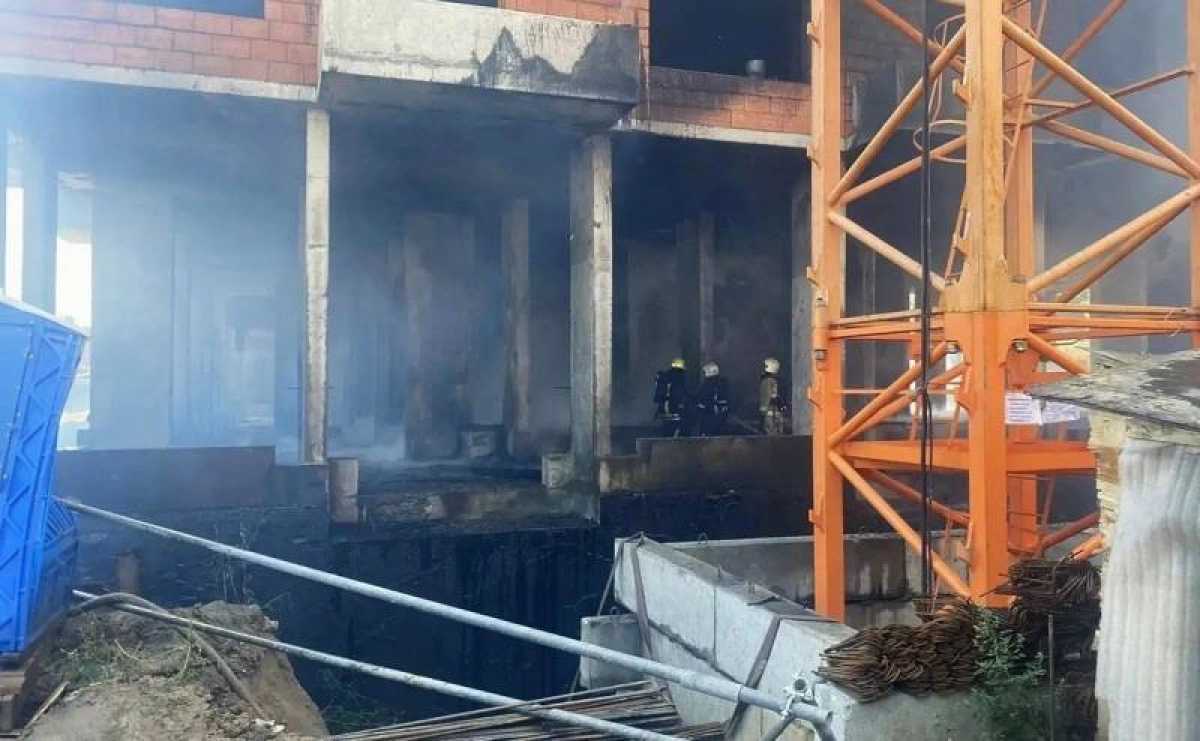 Казахстанец скончался после пожара на стройке в Омске
