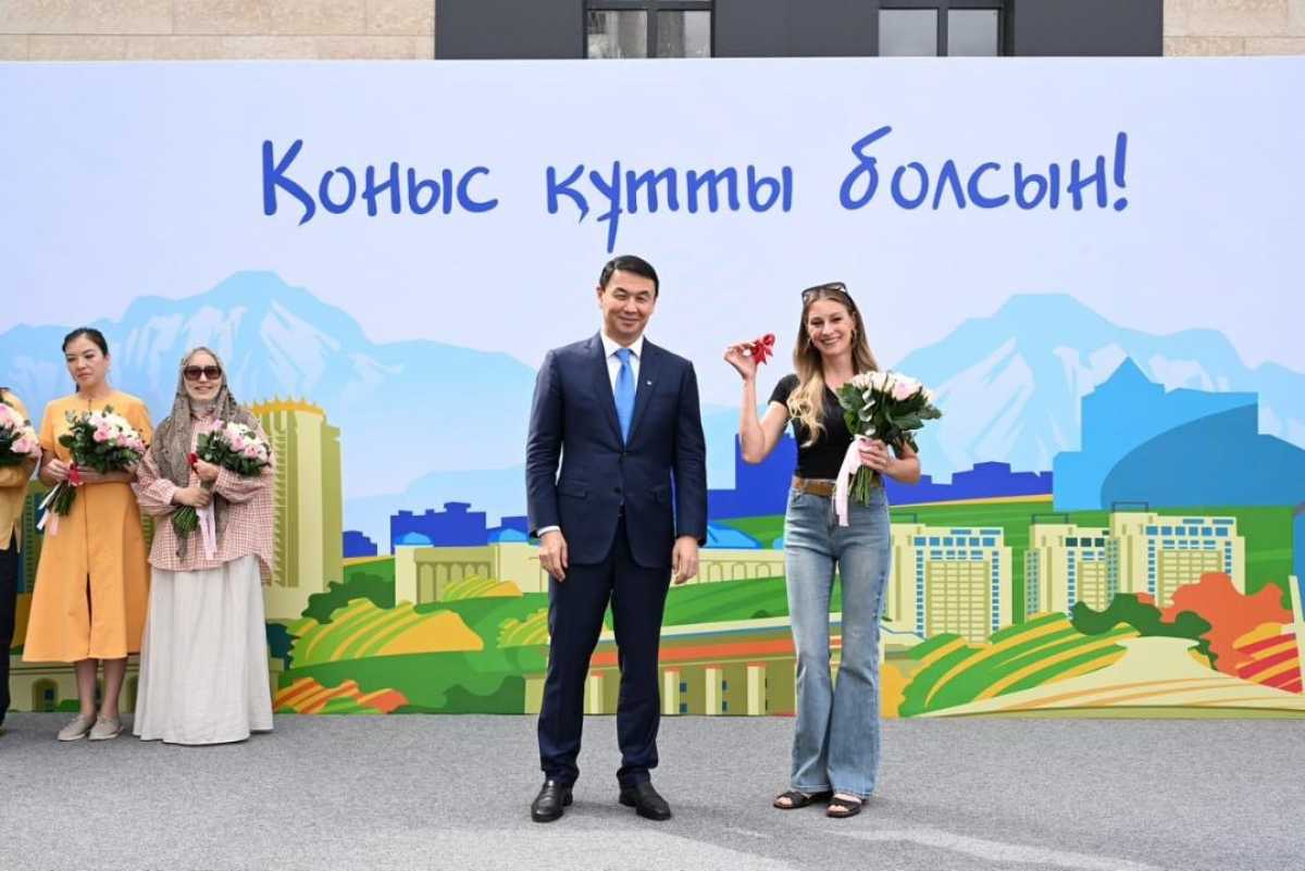 Аким Алматы вручил ключи от квартир новосёлам
