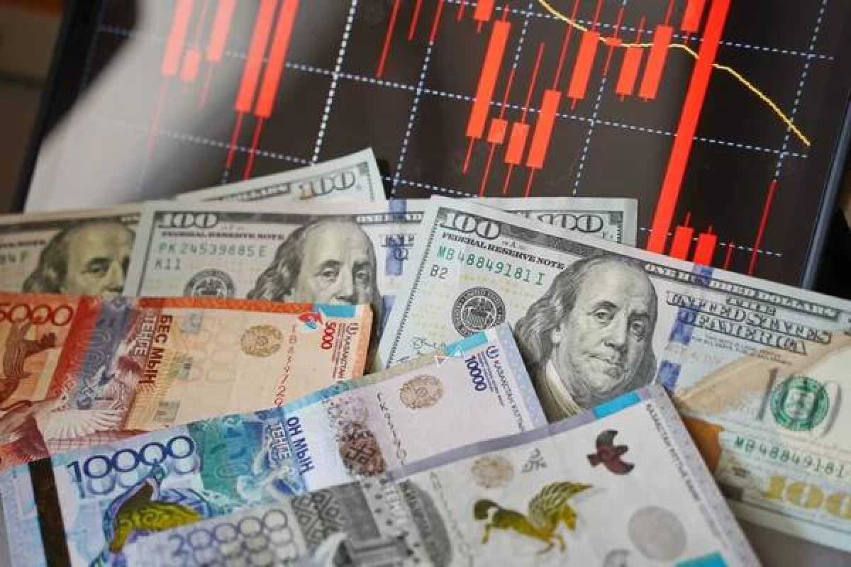 Почти на 4 тенге подешевел доллар в Казахстане