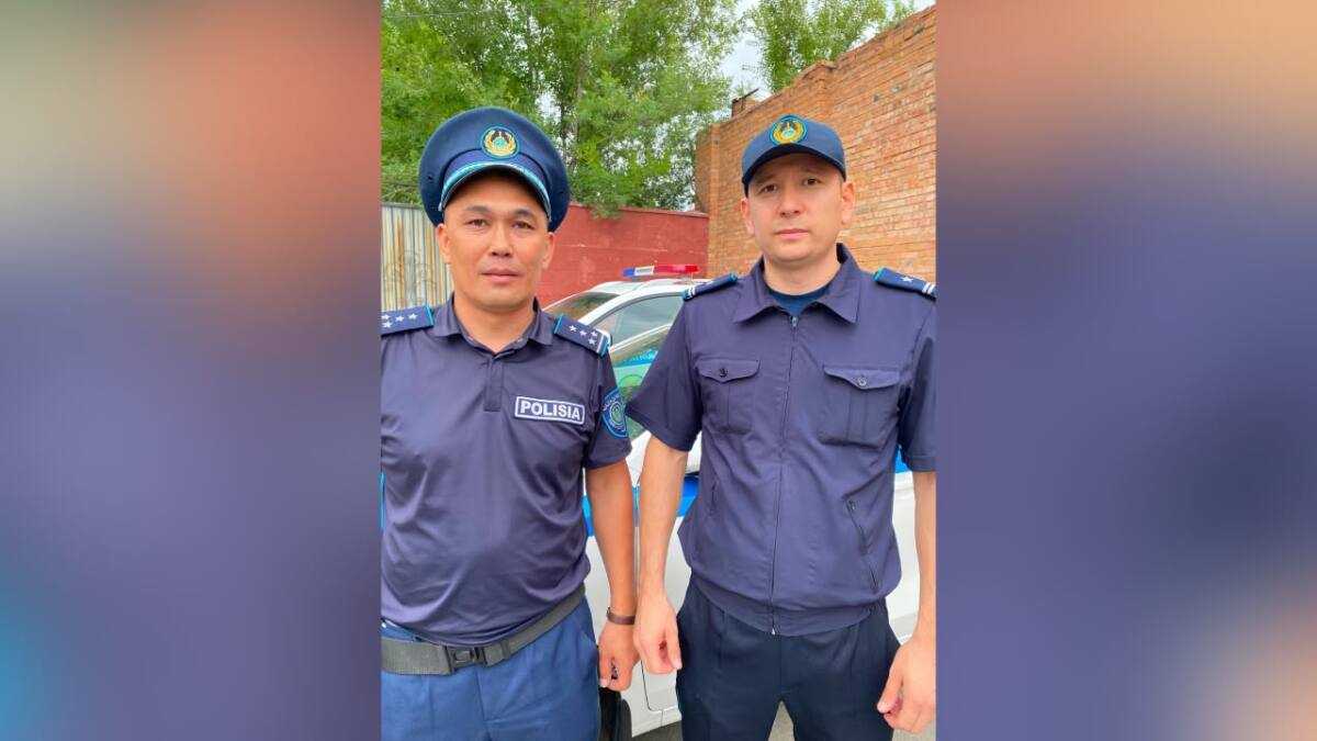 Полицейские спасли двух рабочих, потерявших сознание в канализационном люке в ВКО