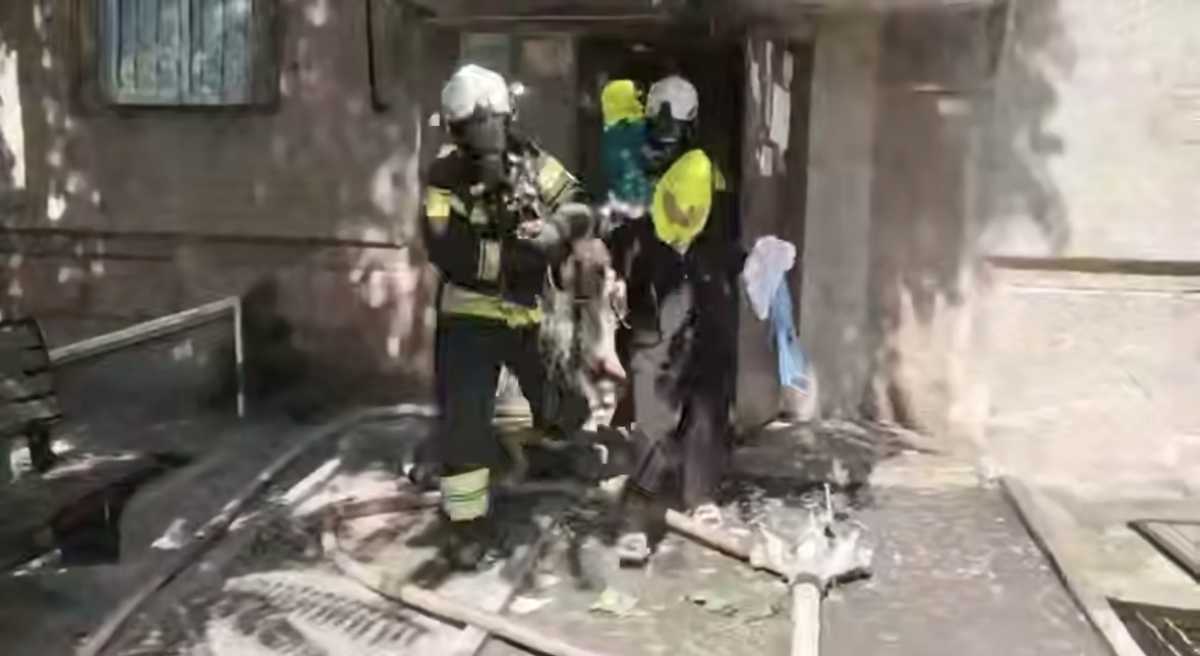 18 человек эвакуировали из-за пожара в многоэтажке в Шымкенте