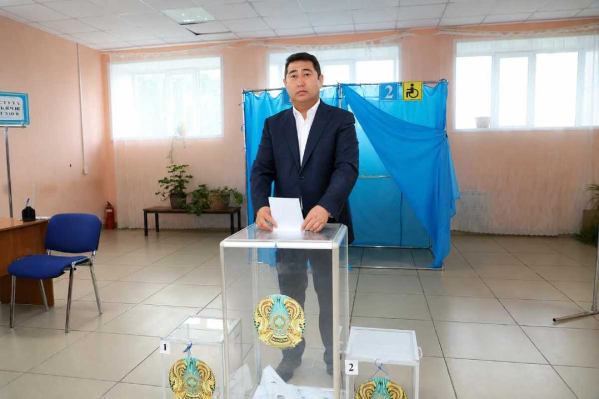 Айдарбек Сапаров проголосовал на выборах в Курултай