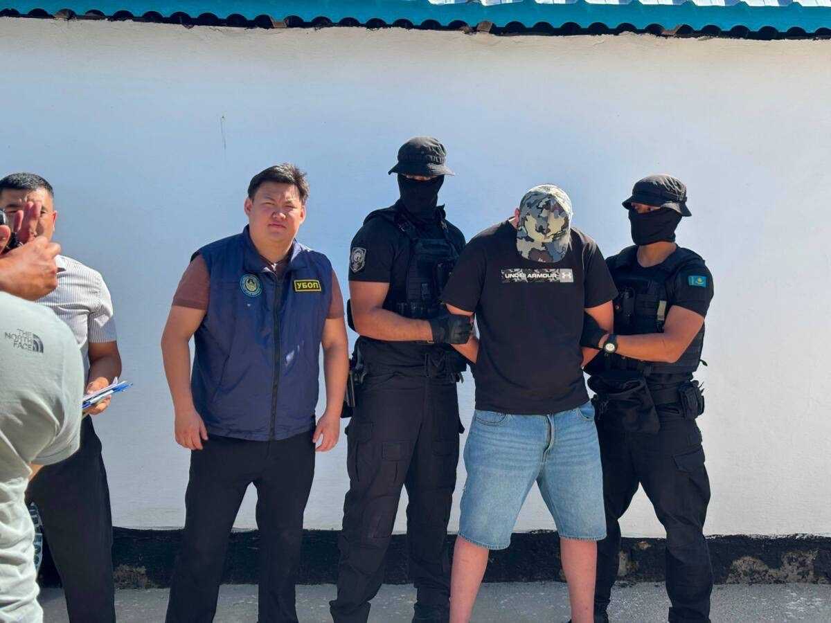 Требовал по 150 тысяч тенге в месяц: подозреваемого в вымогательстве задержали в ВКО