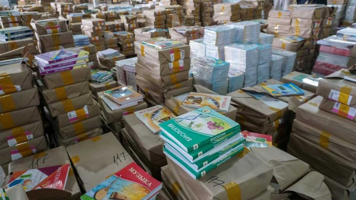 Более 1,2 млн новых учебников закупили для школ Астаны