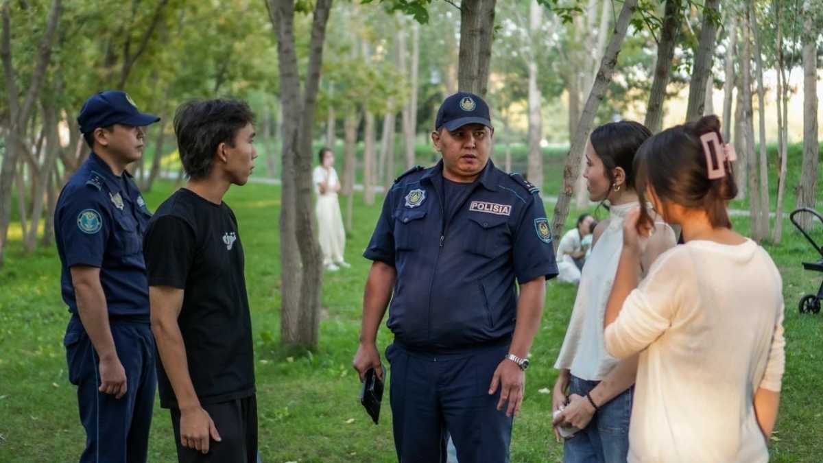 Рейды в парках Астаны: кого проверяют полицейские и сотрудники акимата