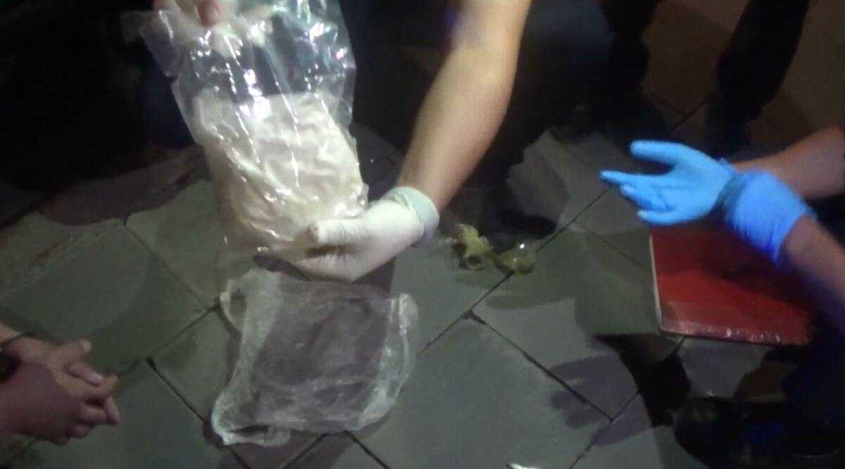 В машине и съёмной квартире: около килограмма мефедрона изъяли у 19-летнего парня в Астане