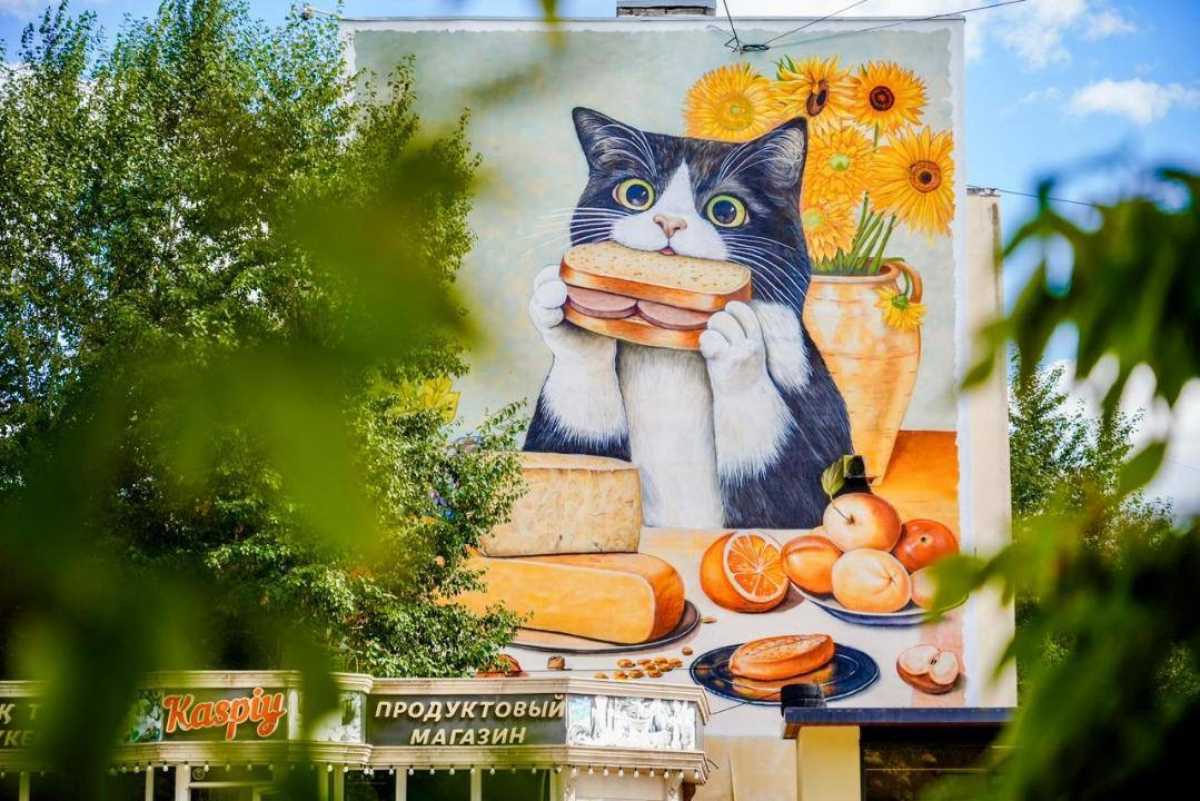 Необычный кот появился на фасаде дома в Астане
