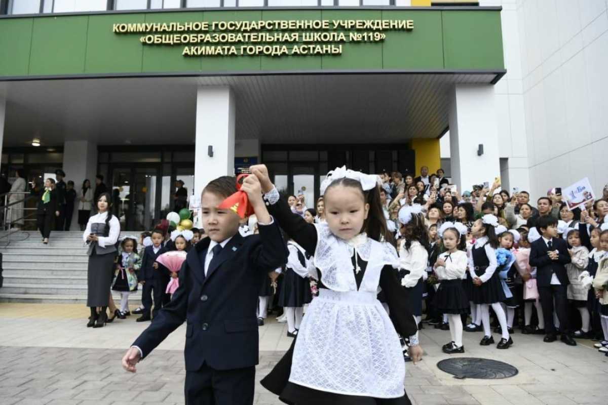 В школах Астаны прошли первые классные часы ко Дню знаний