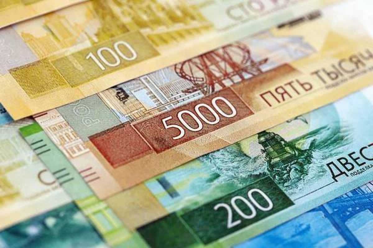 Рубль продолжает падение: что происходит с курсом российской валюты в Казахстане