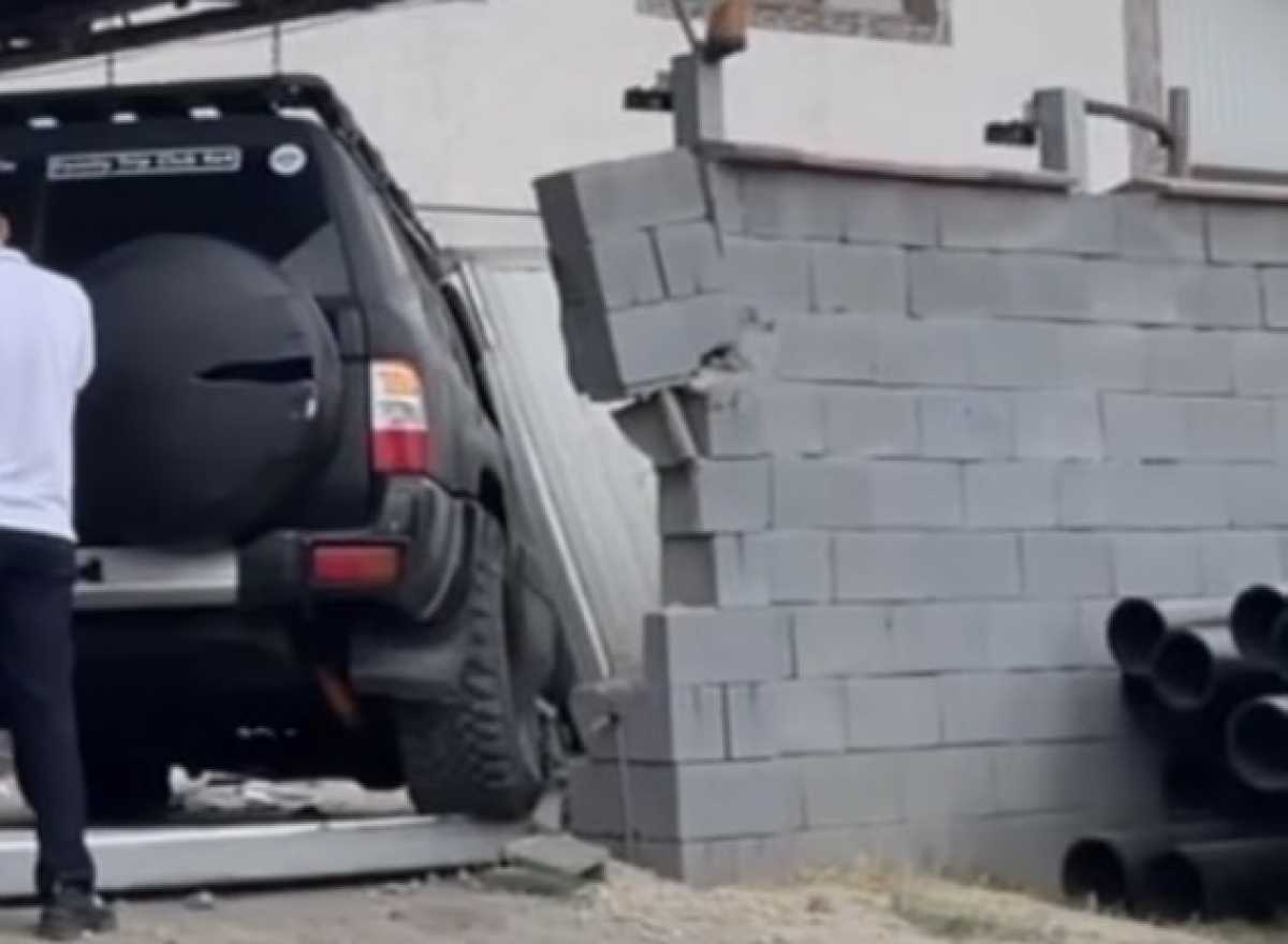Школьник за рулём внедорожника снёс забор жилого дома в Алматы