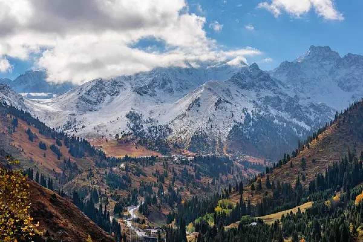 Турист упал и получил травму головы в горах Алматы