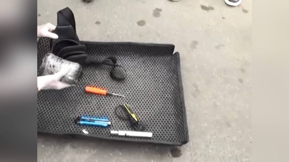 Барсетку с мефедроном нашли под сиденьем автомобиля в Алматы: задержаны двое мужчин
