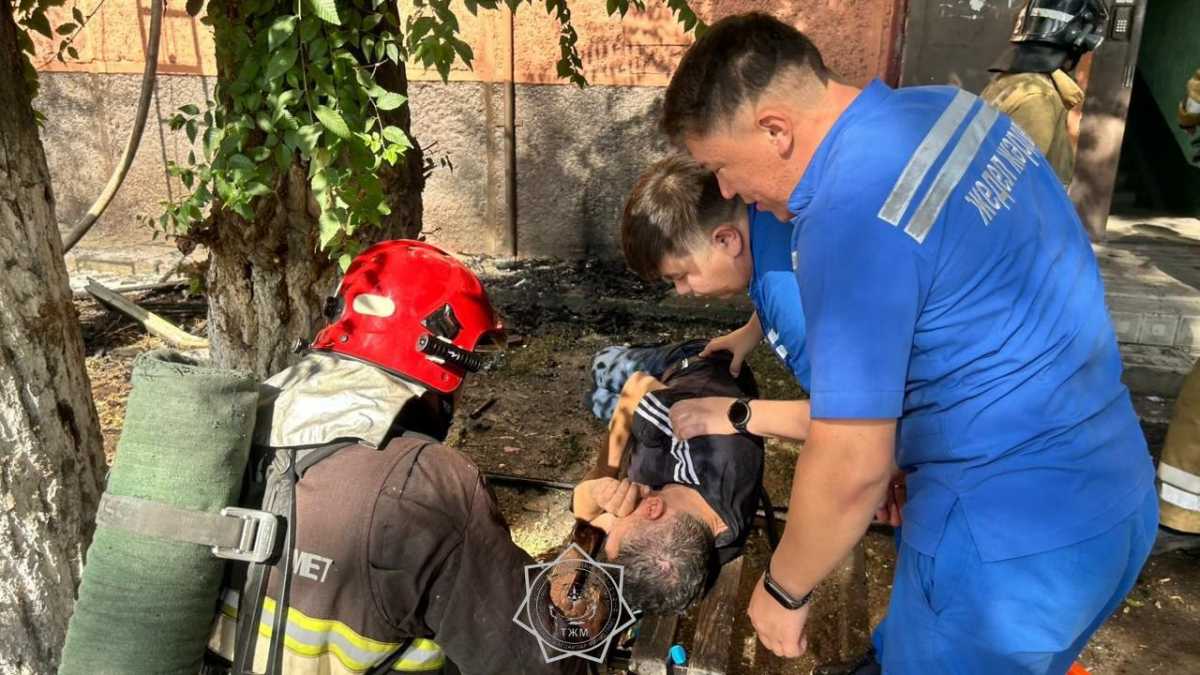 Мужчину спасли при пожаре в пятиэтажке в Таразе
