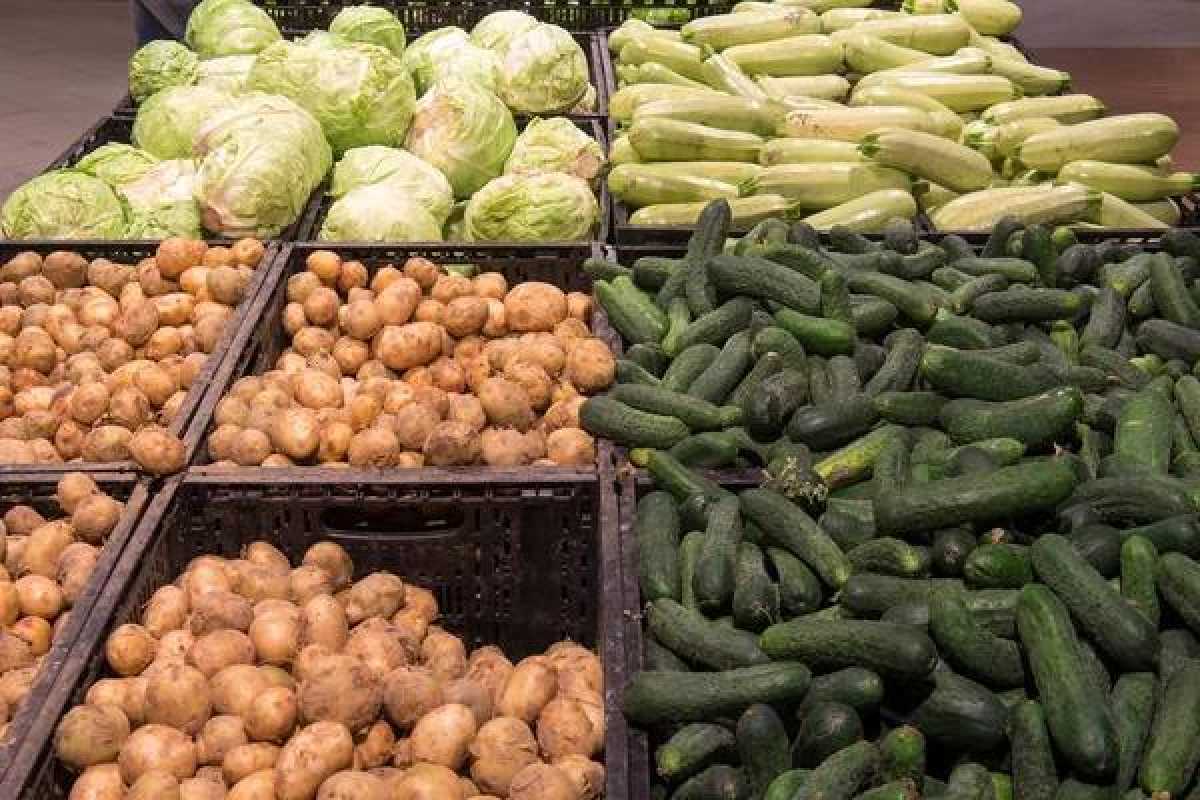 От лука до яблок: какие продукты подешевели в Казахстане за неделю