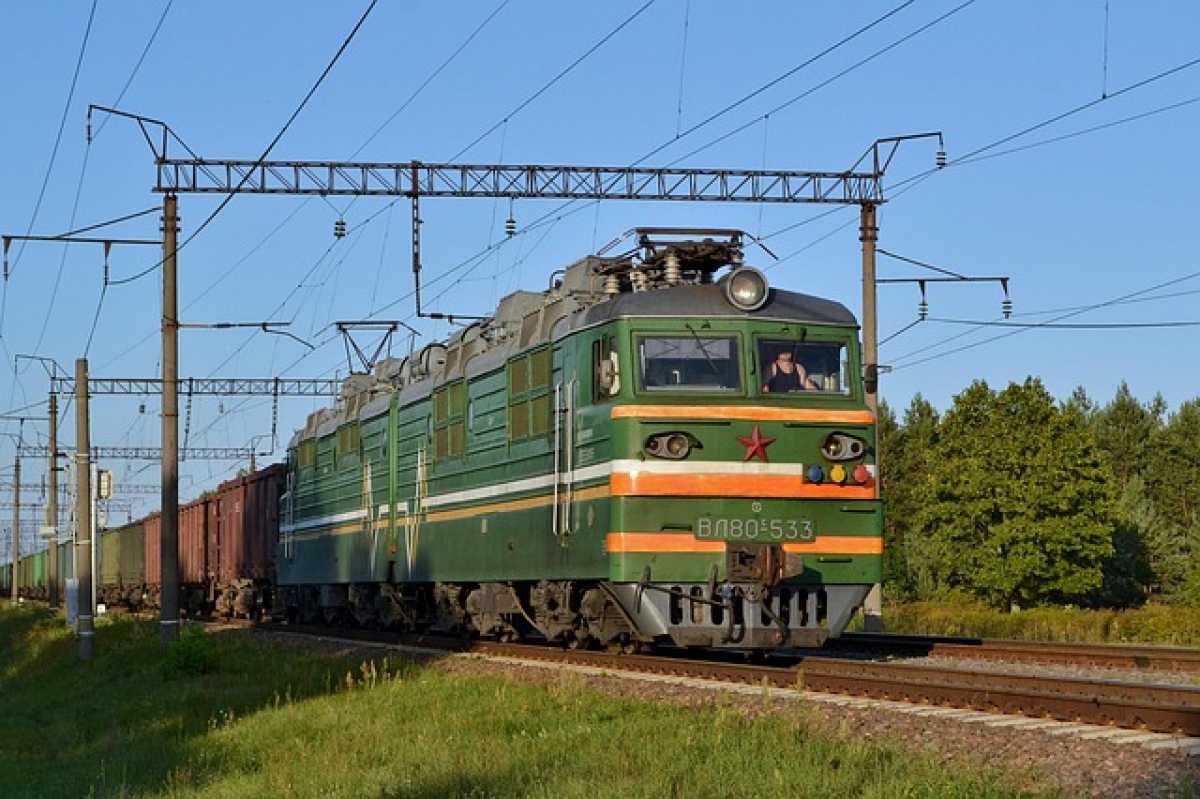 Транспортные полицейские задержали подростков, бросавших камни в поезд
