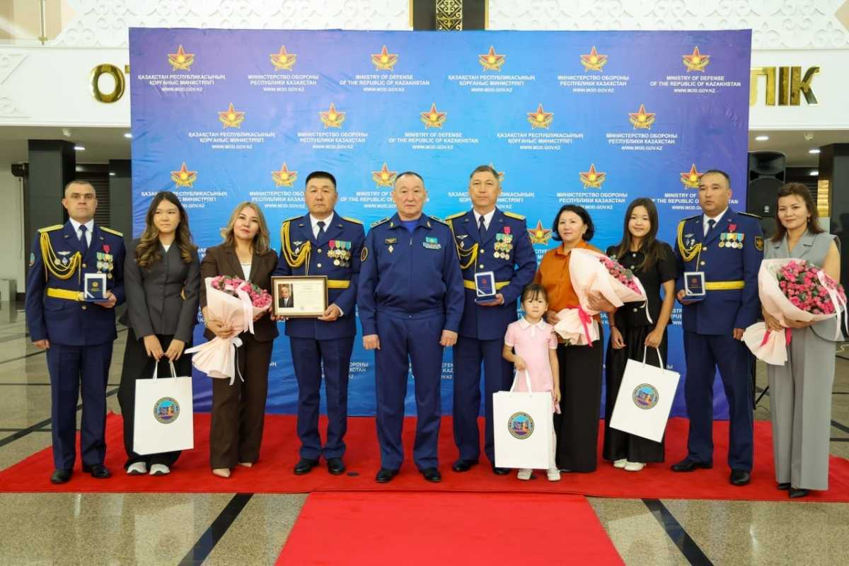 Тушение природных пожаров: военных лётчиков наградили в Астане